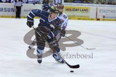 DEL - Eishockey - Playoff - Spiel 5 - ERC Ingolstadt - Iserlohn Roosters - Christoph Gawlik (ERC 19), dahinter Foster Alex (Iserlohn 23)