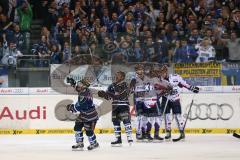 DEL - Eishockey - Playoff - Spiel 5 - ERC Ingolstadt - Iserlohn Roosters - Tor zur 3:2 Führung durch Dustin Friesen (ERC 14), Christoph Gawlik (ERC 19) und Björn Barta (ERC 33) jubeln