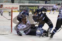 DEL - Eishockey - Playoff - Spiel 5 - ERC Ingolstadt - Iserlohn Roosters - Sylvester Cody (Iserlohn 26) und Benedikt Kohl (ERC 34) im Zweikampf vor Torwart Timo Pielmeier (ERC 51)