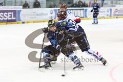 DEL - Eishockey - Playoff - Spiel 5 - ERC Ingolstadt - Iserlohn Roosters - rechts Ryan MacMurchy (ERC 27) läuft zum Tor, Liwing Jonas (Iserlohn 3)