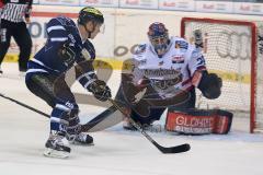 DEL - Eishockey - Playoff - Spiel 5 - ERC Ingolstadt - Iserlohn Roosters - Christoph Gawlik (ERC 19) scheitert an Torwart Dshunussow Daniar (Iserlohn 30)