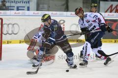 DEL - Eishockey - PlayOff - ERC Ingolstadt - Iserlohn Roosters - 1. Spiel - Christoph Gawlik (ERC 19) sieht Puck am Boden nicht Torwart Lange Mathias (Iserlohn 24) rechts Teubert Colten (Iserlohn 33)