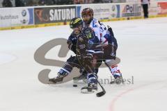 DEL - Eishockey - Playoff - Spiel 5 - ERC Ingolstadt - Iserlohn Roosters - Christoph Gawlik (ERC 19) läuft alleine auf das Tor und wird gefoult von Sullivan Sean (Iserlohn 37)