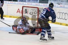 DEL - Eishockey - Playoff - Spiel 5 - ERC Ingolstadt - Iserlohn Roosters - Christoph Gawlik (ERC 19) scheitert an Torwart Dshunussow Daniar (Iserlohn 30)