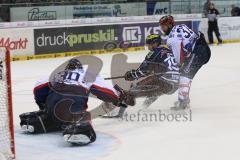 DEL - Eishockey - Playoff - Spiel 5 - ERC Ingolstadt - Iserlohn Roosters - Christoph Gawlik (ERC 19) läuft alleine auf das Tor und wird gefoult von Sullivan Sean (Iserlohn 37)