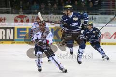 DEL - Eishockey - PlayOff - ERC Ingolstadt - Iserlohn Roosters - 1. Spiel - Ryan MacMurchy (ERC 27) lässt den Puck durch, springt hoch, links Petersen Nick (Iserlohn 8)