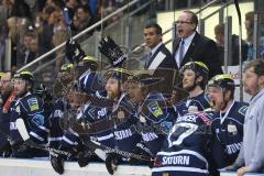 DEL - Eishockey - Playoff - Spiel 5 - ERC Ingolstadt - Iserlohn Roosters - Cheftrainer Larry Huras schimpft über die Schiedsrichter Entscheidung