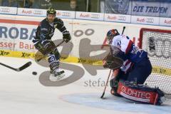 DEL - Eishockey - Playoff - Spiel 5 - ERC Ingolstadt - Iserlohn Roosters - Derek Hahn (ERC 43) scheitert an Torwart Philipp Hähl (ERC 30)