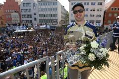 Rathausplatz Ingolstadt - ERC Ingolstadt - Vizemeisterschaftsfeier 2015 - Sportdirektor Jiri Ehrenberger verabschiedet Michel Périard (ERC 6)