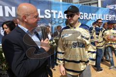 Rathausplatz Ingolstadt - ERC Ingolstadt - Vizemeisterschaftsfeier 2015 - Sportdirektor Jiri Ehrenberger verabschiedet Michel Périard (ERC 6)