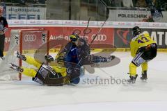 DEL - Eishockey - ERC Ingolstadt - Krefeld Pinguine - Saison 2015/2016 - Petr Taticek (#17 ERC Ingolstadt) - Klein Patrick (#29 Krefeld) Torwart Krefeld - Collins Mike (#13 Krefeld) - Foto: Jürgen Meyer