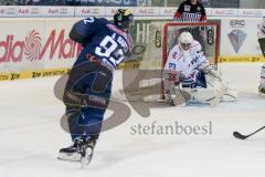 DEL - Eishockey - ERC Ingolstadt - Adler Mannheim - Saison 2015/2016 - Alexander Barta (#92 ERC Ingolstadt) - Emery Raymond Torwart(#30 Mannheim) - Foto: Meyer Jürgen