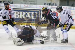 DEL - Eishockey - ERC Ingolstadt - Eisbären Berlin - Saison 2015/2016 - Jared Ross (#42 ERC Ingolstadt) - Vehanen Petri Torwart (#31 Berlin) - Haase Henry (#4 Berlin) - Foto: Jürgen Meyer