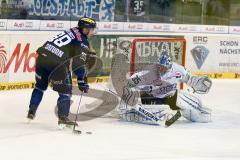 DEL - Eishockey - ERC Ingolstadt - Schwenninger Wild Wings - Saison 2015/2016 - Thomas Greilinger (#39 ERC Ingolstadt) - Joey MacDonald Torwart (#35 Schwenningen) - Foto: Jürgen Meyer