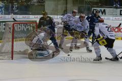 DEL - Eishockey - ERC Ingolstadt - Schwenninger Wild Wings - Saison 2015/2016 - Joey MacDonald Torwart (#35 Schwenningen) - Danny Irmen (#19 ERC Ingolstadt) - Foto: Jürgen Meyer