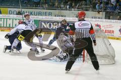 DEL - Eishockey - ERC Ingolstadt - Schwenninger Wild Wings - Saison 2015/2016 - Thomas Greilinger (#39 ERC Ingolstadt) mit dem 3:2 Führungstreffer - Joey MacDonald Torwart (#35 Schwenningen) - Alex Trivellato (#5Schwenningen) - Foto: Jürgen Meyer