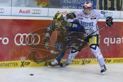 DEL - Eishockey - ERC Ingolstadt - Schwenninger Wild Wings - Saison 2015/2016 - Thomas Greilinger (#39 ERC Ingolstadt) - Jiri Hunkes (#84 Schwenningen) - Foto: Jürgen Meyer