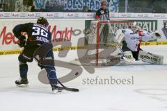 DEL - Eishockey - ERC Ingolstadt - Eisbären Berlin - Saison 2015/2016 - Thomas Greilinger (#39 ERC Ingolstadt) - Vehanen Petri Torwart (#31 Berlin) - Foto: Jürgen Meyer