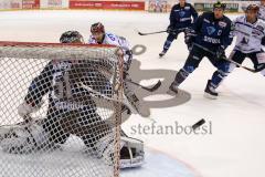 DEL - Eishockey - ERC Ingolstadt - Iserlohn Roosters - Saison 2015/2016 - Timo Pielmeier Torwart (#51 ERC Ingolstadt) - Caporusso Nicholas (#9 Iserlohn) schiesst knapp daneben - Foto: Meyer Jürgen