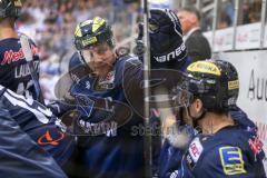 DEL - Eishockey - ERC Ingolstadt - Adler Mannheim - Saison 2015/2016 - Patrick Köppchen (#55 ERC Ingolstadt) beim abklatschen mit Brandon McMillan (ERC Ingolstadt) - Foto: Meyer Jürgen