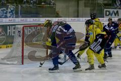 DEL - Eishockey - ERC Ingolstadt - Krefeld Pinguine - Saison 2015/2016 - Petr Taticek (#17 ERC Ingolstadt) trifft das leere Tor nicht - Klein Patrick (#29 Krefeld) torwart Krefeld - Foto: Jürgen Meyer