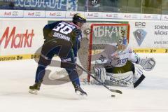 DEL - Eishockey - ERC Ingolstadt - Schwenninger Wild Wings - Saison 2015/2016 - Thomas Greilinger (#39 ERC Ingolstadt) - Joey MacDonald Torwart (#35 Schwenningen) - Foto: Jürgen Meyer