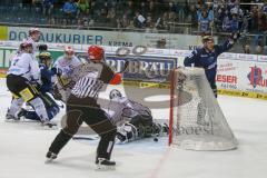 DEL - Eishockey - ERC Ingolstadt - Schwenninger Wild Wings - Saison 2015/2016 - Thomas Greilinger (#39 ERC Ingolstadt) mit dem 3:2 Führungstreffer - Joey MacDonald Torwart (#35 Schwenningen) - Alex Trivellato (#5Schwenningen) - Foto: Jürgen Meyer