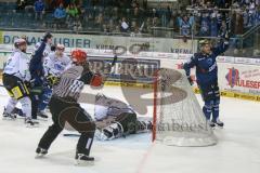 DEL - Eishockey - ERC Ingolstadt - Schwenninger Wild Wings - Saison 2015/2016 - Thomas Greilinger (#39 ERC Ingolstadt) mit dem 3:2 Führungstreffer - Joey MacDonald Torwart (#35 Schwenningen) - Alex Trivellato (#5Schwenningen) - Foto: Jürgen Meyer