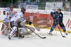 DEL - Eishockey - ERC Ingolstadt - Iserlohn Roosters - Saison 2015/2016 - Brandon McMillan (ERC Ingolstadt) - Pickard Chet Torwart (#34 Iserlohn) - Foto: Meyer Jürgen