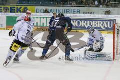 DEL - Eishockey - ERC Ingolstadt - Schwenninger Wild Wings - Saison 2015/2016 - Petr Taticek (#17 ERC Ingolstadt) - Joey MacDonald Torwart (#35 Schwenningen) - Sascha Goc (#7 Schwenningen) - Foto: Jürgen Meyer