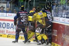 DEL - Eishockey - ERC Ingolstadt - Krefeld Pinguine - Saison 2015/2016 - Rauferei an der Bande - John Laliberte (#15 ERC Ingolstadt) - Thomas Greilinger (#39 ERC Ingolstadt) - Hagos Yared (#19 Krefeld) - Foto: Jürgen Meyer