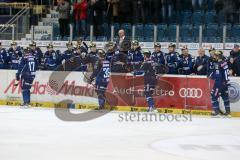 DEL - Eishockey - ERC Ingolstadt - Schwenninger Wild Wings - Saison 2015/2016 - Abklatschen der Spielerbank nach dem 3:2 Führungstreffer von Thomas Greilinger (#39 ERC Ingolstadt) - Foto: Jürgen Meyer