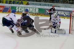 DEL - Eishockey - ERC Ingolstadt - Adler Mannheim - Saison 2015/2016 - John Laliberte (#15 ERC Ingolstadt) trifft den Pfosten - Endras Denis (#44 Mannheim) - Foto: Jürgen Meyer