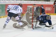 DEL - Eishockey - ERC Ingolstadt - Iserlohn Roosters - Saison 2015/2016 - York Mike (#78 Iserlohn) - Timo Pielmeier Torwart (#51 ERC Ingolstadt) - Foto: Meyer Jürgen