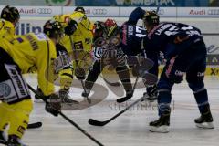 DEL - Eishockey - ERC Ingolstadt - Krefeld Pinguine - Saison 2015/2016 - Petr Taticek (#17 ERC Ingolstadt) beim Bully - Foto: Jürgen Meyer