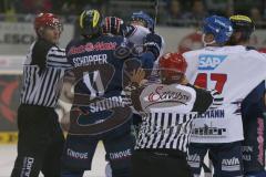 DEL - Eishockey - ERC Ingolstadt - Adler Mannheim - Saison 2015/2016 - Benedikt Schopper (#11 ERC Ingolstadt) - Schlägerei - Foto: Jürgen Meyer