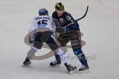 DEL - Eishockey - ERC Ingolstadt - Eisbären Berlin - Saison 2015/2016 - Patrick McNeill (#2 ERC Ingolstadt) - Mulock Travis (#15 Berlin) - Foto: Jürgen Meyer