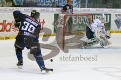 DEL - Eishockey - ERC Ingolstadt - Eisbären Berlin - Saison 2015/2016 - Thomas Greilinger (#39 ERC Ingolstadt) - Vehanen Petri Torwart (#31 Berlin) - Foto: Jürgen Meyer