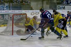 DEL - Eishockey - ERC Ingolstadt - Krefeld Pinguine - Saison 2015/2016 - Petr Taticek (#17 ERC Ingolstadt) trifft das leere Tor nicht - Klein Patrick (#29 Krefeld) torwart Krefeld - Foto: Jürgen Meyer