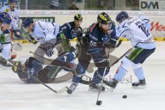 DEL - Eishockey - ERC Ingolstadt - Straubing Tigers - Thomas Pielmeier (ERC 50) im Zweikampf mit rechts Tobias Wörle (Straubing)