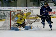 DEL - Eishockey - ERC Ingolstadt - Krefeld Pinguine - Saison 2015/2016 - Martin Davidek (#12 ERC Ingolstadt) - Klein Patrick (#29 Krefeld) - Foto: Jürgen Meyer