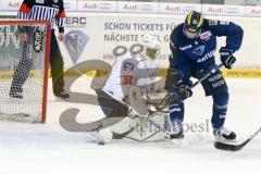 DEL - Eishockey - ERC Ingolstadt - Adler Mannheim - Saison 2015/2016 - Danny Irmen (#19 ERC Ingolstadt) - Emery Raymond Torwart(#30 Mannheim) - Foto: Meyer Jürgen