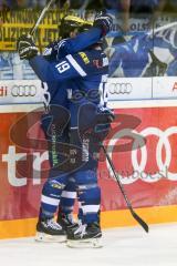 DEL - Eishockey - ERC Ingolstadt - Straubing Tigers - Saison 2016/2017 - Danny Irmen (#19 ERCI) gratuliert #e8 zum 1:1 Ausgleichstreffer - Jubel - Foto: Meyer Jürgen