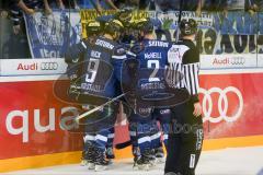 DEL - Eishockey - ERC Ingolstadt - Straubing Tigers - Saison 2016/2017 - Danny Irmen (#19 ERCI) gratuliert #e8 zum 1:1 Ausgleichstreffer - Jubel - Patrick McNeill (#2 ERCI) - Foto: Meyer Jürgen