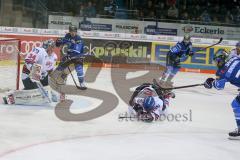 DEL - Eishockey - ERC Ingolstadt - Adler Mannheim - Saison 2017/2018 - Chet Pickard Torwart (#34 Mannheim) springt der Puck aus dem Fanghandschuh - Dennis Swinnen (#77 ERCI) mit einem Schuss auf das Tor - Foto: Meyer Jürgen