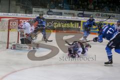 DEL - Eishockey - ERC Ingolstadt - Adler Mannheim - Saison 2017/2018 - Chet Pickard Torwart (#34 Mannheim) springt der Puck aus dem Fanghandschuh - Dennis Swinnen (#77 ERCI) mit einem Schuss auf das Tor - Foto: Meyer Jürgen