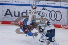 DEL; ERC Ingolstadt - Dresdner Eislöwen; Zweikampf Kampf um den Puck Check Powell Myles (9 ERC) McCrea Alec (3 DDE) Braun Justin (61 DDE)