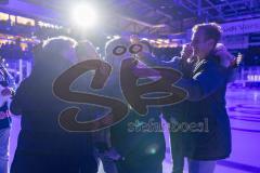 DEL; ERC Ingolstadt - Dresdner Eislöwen; Ehrung Thomas Greilinger (39 ERC). Die Trikotnummer 39 wird für immer unter das Dach der Saturn Arena gehängt und nicht mehr vergeben. Freude mit seinen ehemaligen Mannschaftskollegen Gawlik Köppchen Retzer Bouchar