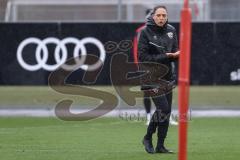 3. Liga; FC Ingolstadt 04 - Trainingsauftakt nach Winterpause; Cheftrainerin Sabrina Wittmann (FCI) energisch im Regen