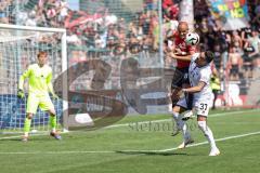 3. Liga; SpVgg Unterhaching - FC Ingolstadt 04; Torchance Pascal Testroet (37, FCI) Zweikampf Kampf um den Ball Stiefler Manuel (8 SpVgg) Torwart Heide Konstantin (1 SpVgg)